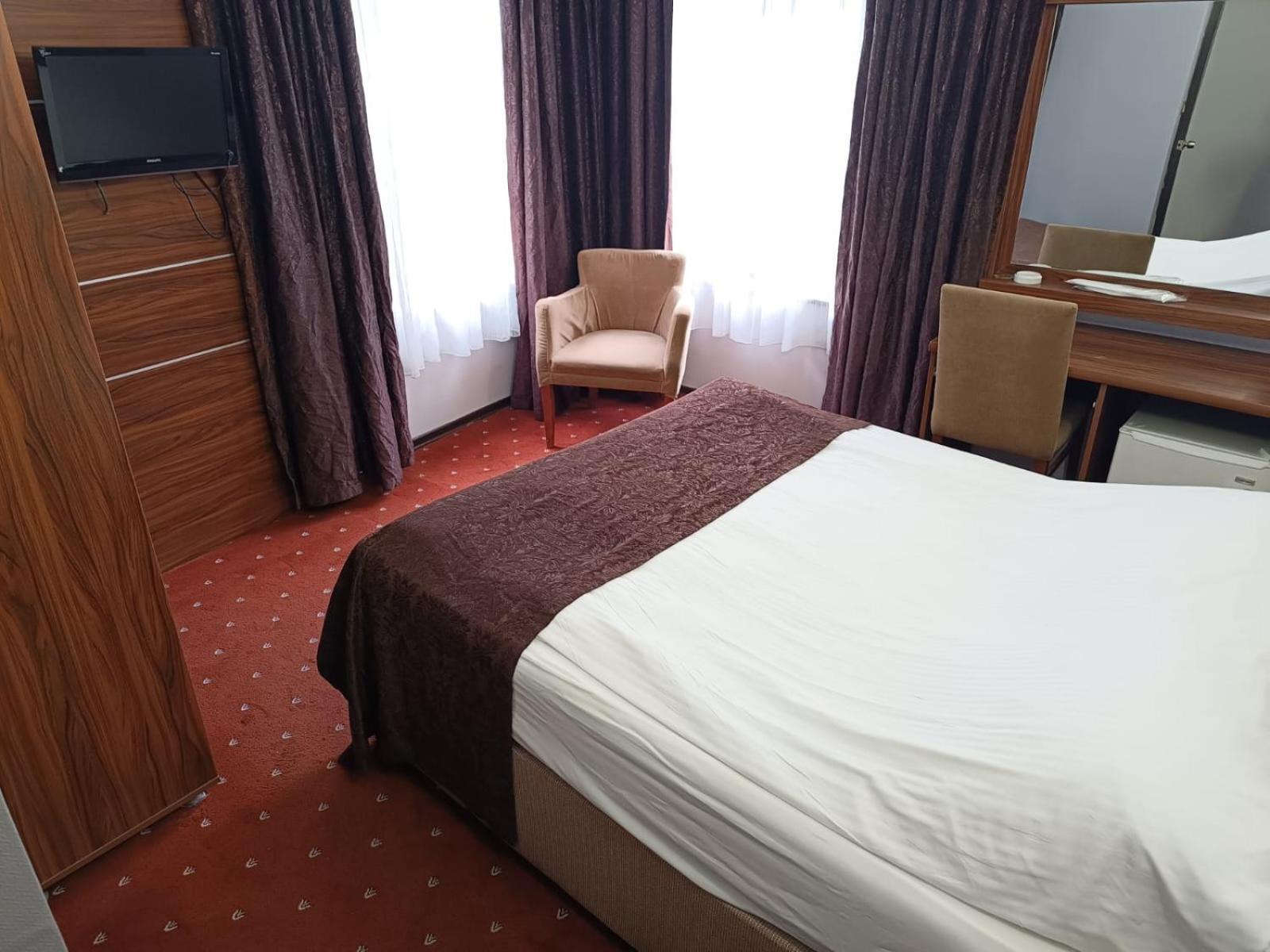 Pirotel Hotel Коня Екстериор снимка